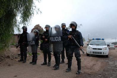 MDZol | 30 policías y 7 móviles recorrieron el barrio. Foto: Marcelo Ruiz /MDZ