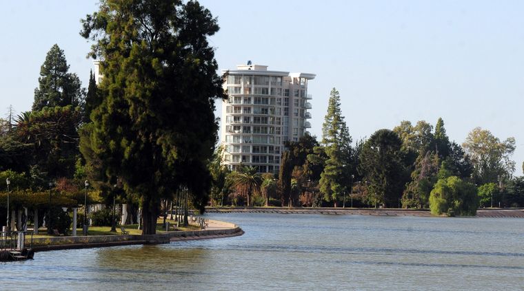 El lago volverá a contar con una embarcación para turistas y mendocinos Foto: ALF PONCE / MDZ