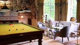 Aquí la mesa de billar ocupa el espacio central, con mucho espacio junto al ventanal. Foto: VSP Interiors