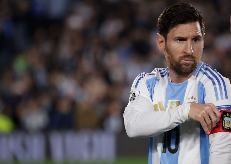 El periodista deportivo aseguró que Messi lo bloqueó en Instagram y lo desafió a un mano a mano.