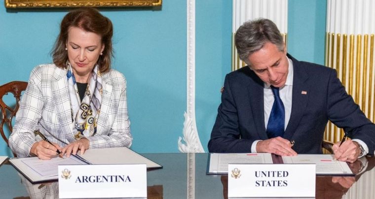 Mondino este viernes al momento de la firma con Blinken Foto: Cancillería