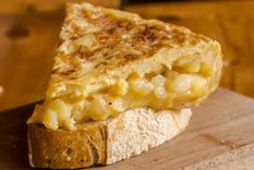 Tortilla patatas Una receta simple y deliciosa para hacer en minutos. Foto: Shutterstock