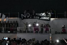 la bandera de protesta que se escurrio en el acto central de la vendimia