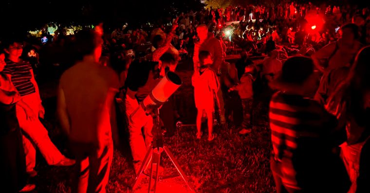 Telescopios, estrellas y curiosidad: en París una experiencia gratuita convirtió una noche de verano en una aventura astronómica. Telescopios, estrellas y curiosidad: en París una experiencia gratuita convirtió una noche de verano en una aventura astronómica.