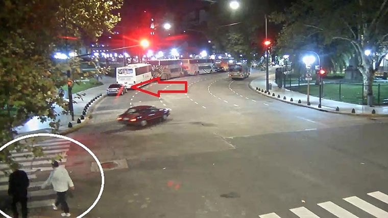 Olivares y Yadón, instantes antes de ser asesinados por los ocupantes del auto resaltado 