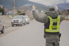 Gendarmería revisó el vehículo del conductor prófugo y halló una cantidad impresionante de marihuana