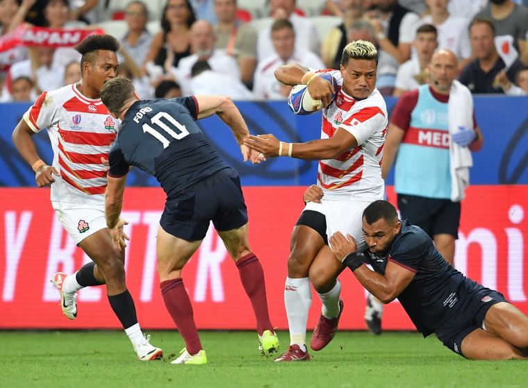 Ataca el neozelandés Lomano Lemeki con el apoyo de Kotaro Matsushima, nacido en Sudáfrica. La mayoría de los rugbiers de Japón nacieron en otro país. Foto: Twitter @JRFURugby