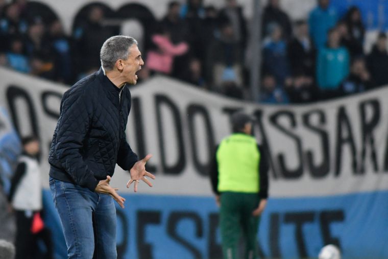 Racing no levanta y Vojvoda hizo autocrítica tras una nueva caída: lamentó las chances desperdiciadas y pidió unión para atravesar el complicado momento.