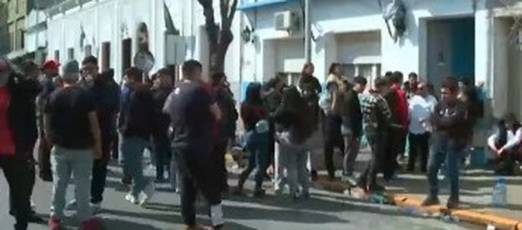 Hinchas de la U. de Chile protestan frente a la Comisaría 1° de Avellaneda. 