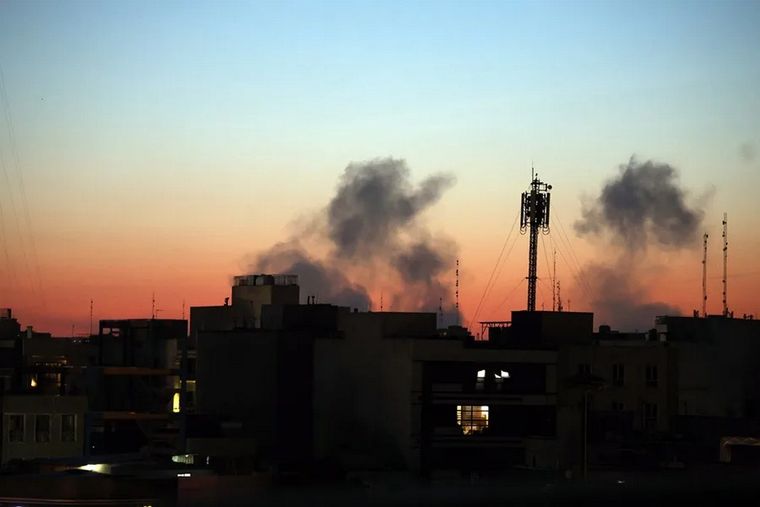 Humo se eleva tras un ataque aéreo de Irán en el centro de Teherán.