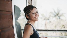 Como el Conejo tiene sonrisa amable hacia el otro, logra que las personas lo consideren creíble y sincero. Por eso está dentro de los signos más diplomáticos. Foto: Unsplash