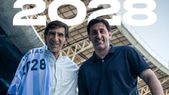 Gustavo Costas renovó con Racing y posó junto a Diego Milito con el Cilindro de fondo. Gustavo Costas renovó con Racing y posó junto a Diego Milito con el Cilindro de fondo.