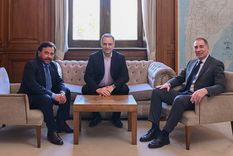 El gobernador de Salta, Gustavo Sáenz, el jefe de Gabinete, Manuel Adorni, y el ministro del Interior, Diego Santilli, reunidos en Casa Rosada.