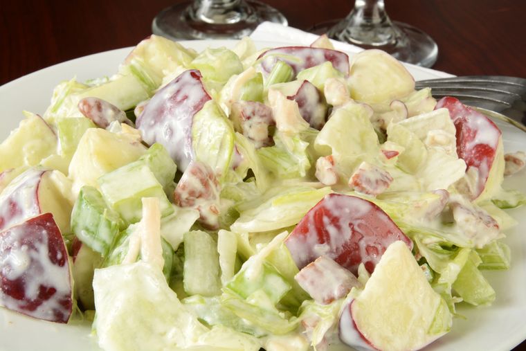 La receta de ensalada Waldorf es un clásico de las cenas navideñas y celebraciones por su frescura y presentación elegante. La receta de ensalada Waldorf es un clásico de las cenas navideñas y celebraciones por su frescura y presentación elegante.