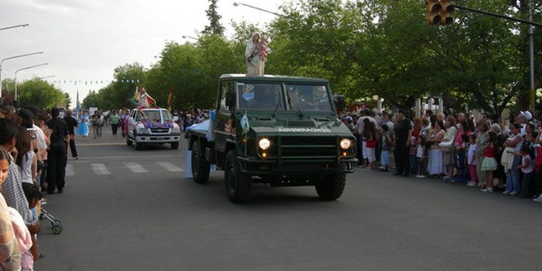 Las Vírgenes preceden el desfile.