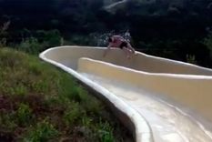 volo por un tobogan y sobrevivio para contarlo en facebook