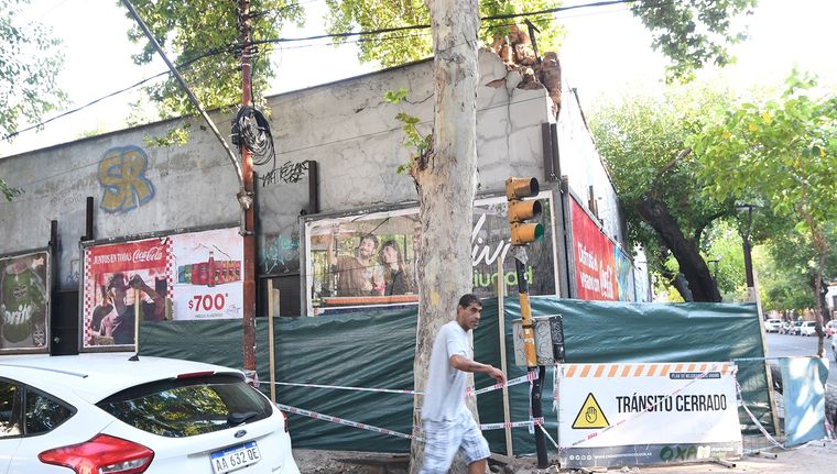El edificio pertenece a la DGE y desde Obras Privadas de la Municipalidad se había informado sobre el peligro de derrumbe. Foto: Walter Moreno/Mdz