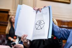 La presentación del proyecto con el signo de los afiliados a grupos relacionados a personas con discapacidad Foto: Twitter:@JulioMartinezLR