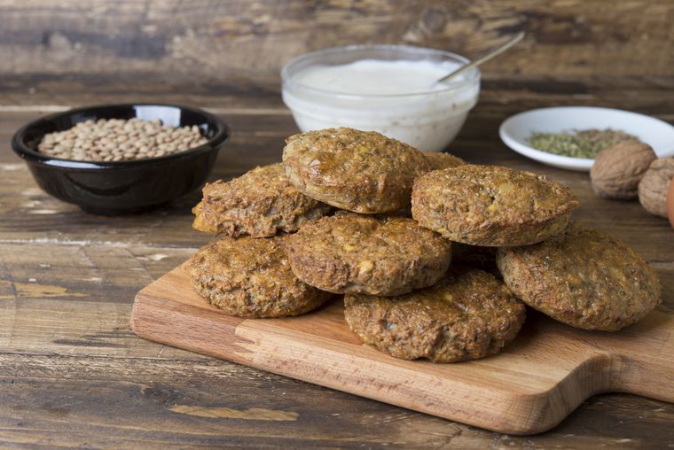 Croquetas doradas y suaves: receta de lentejas con mucho sabor argentino.