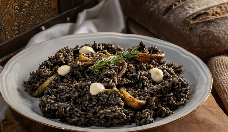 Esta receta de arroz negro es originaria de la costa mediterr&aacute;nea de Espa&ntilde;a y se populariz&oacute; entre pescadores que aprovechaban la tinta del calamar para dar color y sabor al arroz.