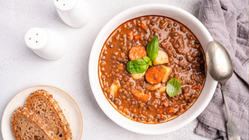 En muchas casas, esta receta se prepara un día antes de servirla, porque el guiso gana más sabor al reposar, permitiendo que las lentejas absorban mejor los jugos del chorizo y las especias. En muchas casas, esta receta se prepara un día antes de servirla, porque el guiso gana más sabor al reposar, permitiendo que las lentejas absorban mejor los jugos del chorizo y las especias.