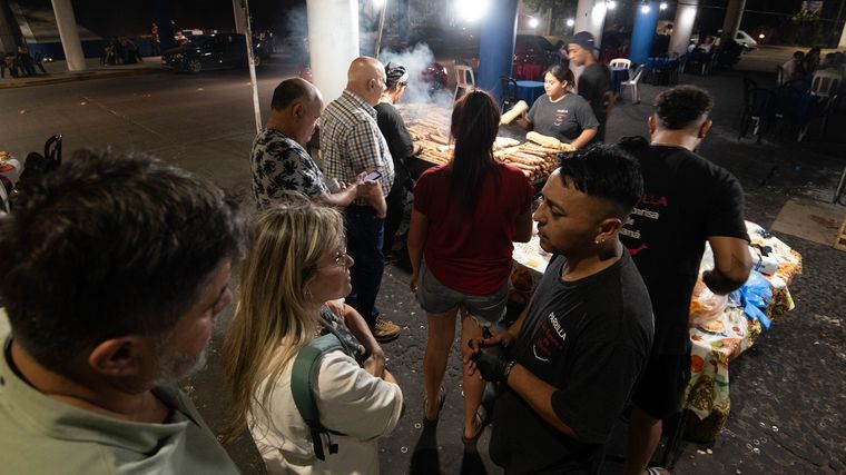 Los históricos choris bajo el puente son una parada fija para muchos mendocinos. Los históricos choris bajo el puente son una parada fija para muchos mendocinos.