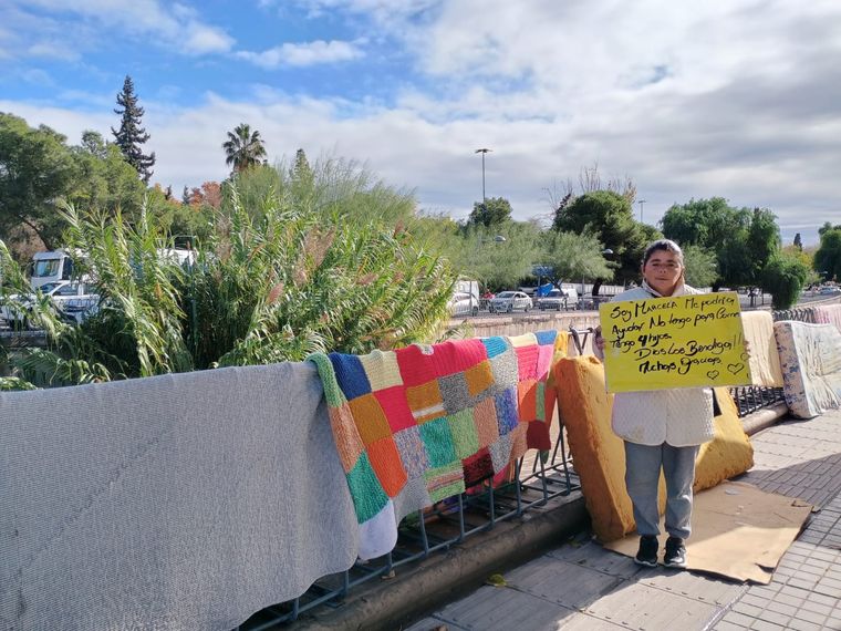En 2025 conocí a Marcela, en la foto había llovido el día anterior y ella tendió su abrigo al día siguiente para que se seque al sol. En 2025 conocí a Marcela, en la foto había llovido el día anterior y ella tendió su abrigo al día siguiente para que se seque al sol.