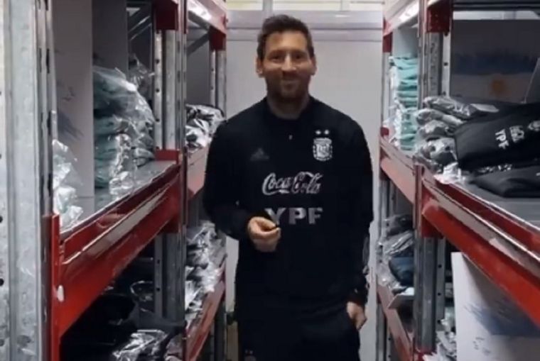 ¿Qué tiene Messi en su mano derecha? ¿Qué guardó en su bolsillo izquierdo? Foto: Instagram @kunaguero