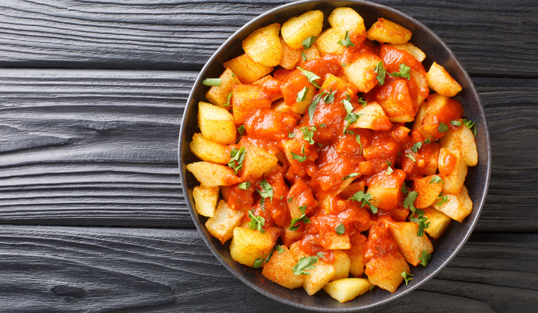 Patatas bravas caseras: un bocado irresistible Foto: Shutterstock