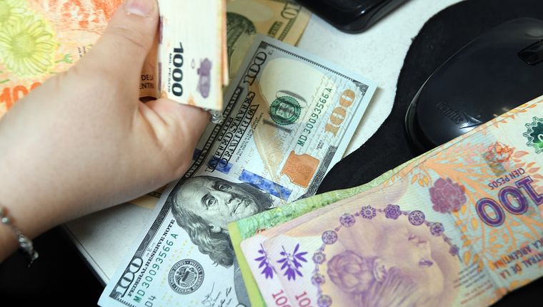 Cada vez hacen falta más pesos para acceder a 1 dólar Foto: ALF PONCE MERCADO / MDZ