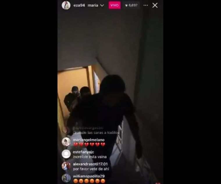 El momento en el que personas sin identificación ingresan a la casa de la dirigente María Oropeza.