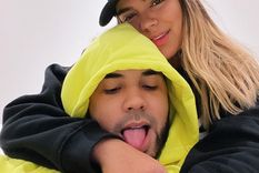 ¡increible! karol g y anuel presentaron a su bebe en la redes