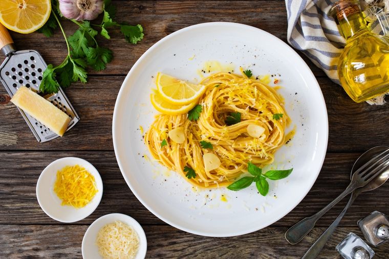 La receta de pasta al limón suele llevar queso rallado, como parmesano, para aportar cremosidad y equilibrio al sabor cítrico. La receta de pasta al limón suele llevar queso rallado, como parmesano, para aportar cremosidad y equilibrio al sabor cítrico.