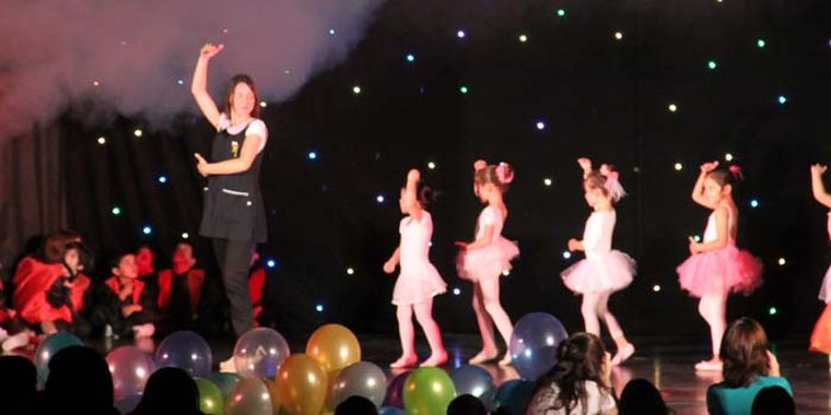 Las bailarinas con sus preciosos vestidos Foto: Maggie Ojcius/ Mediamza.com