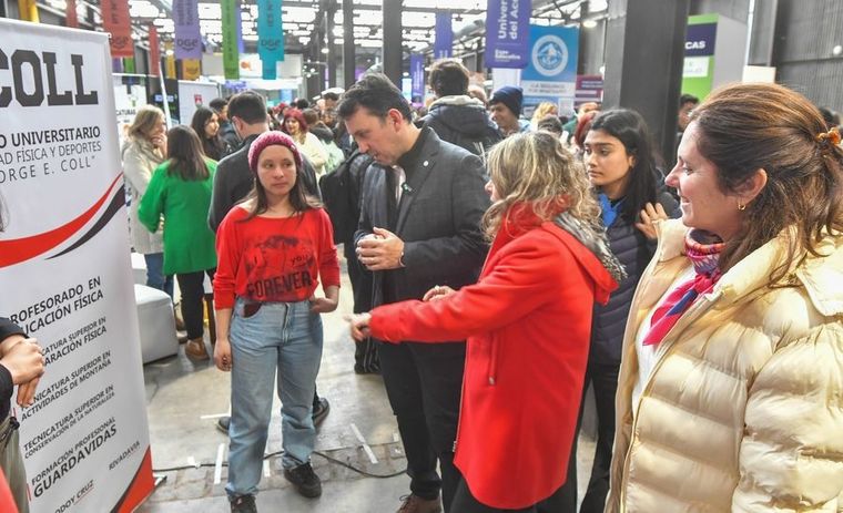 Tadeo García Zalazar recorrió los espacios de la exposición educativa y dialogó con estudiantes sobre su futuro académico. Tadeo García Zalazar recorrió los espacios de la exposición educativa y dialogó con estudiantes sobre su futuro académico.