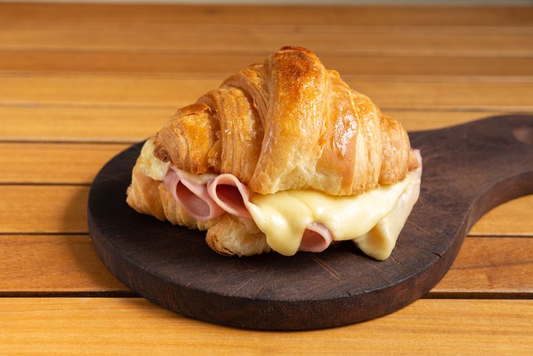 Cómo hacer medialunas rellenas de jamón y queso:&nbsp; receta paso a paso.