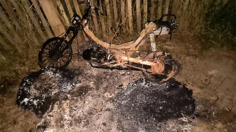 La motocicleta completamente calcinada que pertenecería a Gabriela Barrios, la joven desaparecida y encontrada muerta en Chaco. La motocicleta completamente calcinada que pertenecería a Gabriela Barrios, la joven desaparecida y encontrada muerta en Chaco.