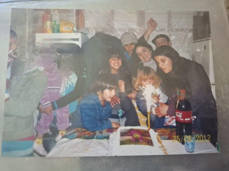 Mercedes Pereira, madre de Sara y sus hermanos, celebrando el cumpleaños de su hijo menor después de que su esposo fue detenido por la denuncia.