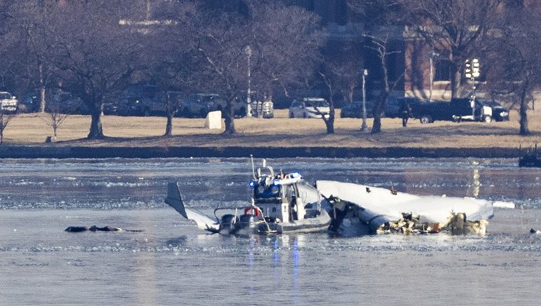 Continúa la búsqueda de los cuerpos tras el accidente aéreo en los Estados Unidos Foto: EFE