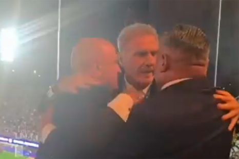 El Chiqui Tapia, Oscar Ruggeri y Nicolás Russo se fundieron en un abrazo tras la consagración de Lanús. El Chiqui Tapia, Oscar Ruggeri y Nicolás Russo se fundieron en un abrazo tras la consagración de Lanús.