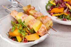 Brochetas de pollo y piña Una receta simple y deliciosa para hacer en pocos pasos. Foto: Shutterstock