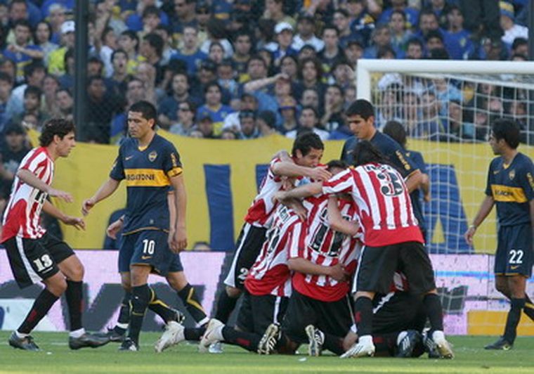 Estudiantes festeja el gol del triunfo ante Boca. Foto: fotobaires