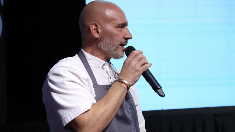 Emiliano Sabino, el chef de Hilton, que recibió una ovación de pie. Emiliano Sabino, el chef de Hilton, que recibió una ovación de pie.