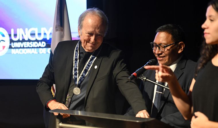 El artista finalizando su discurso. El artista finalizando su discurso.