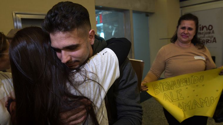 El emotivo abrazo de Alejo Arias con su familia en el aeropuerto de Mendoza.&nbsp;