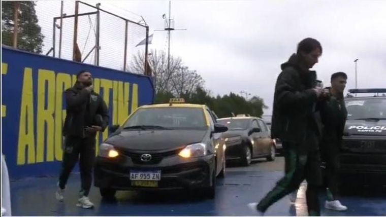 Los jugadores de San Martín (SJ) llegaron en taxi a la cancha de Rosario Central.