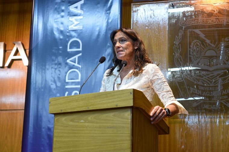 Laura Hortas tomó la palabra y fue la encargada de destacar el valor del compromiso de los empresarios con la responsabilidad social y el aporte concreto hacia la comunidad en la que viven y desarrollan su actividad. Laura Hortas tomó la palabra y fue la encargada de destacar el valor del compromiso de los empresarios con la responsabilidad social y el aporte concreto hacia la comunidad en la que viven y desarrollan su actividad.