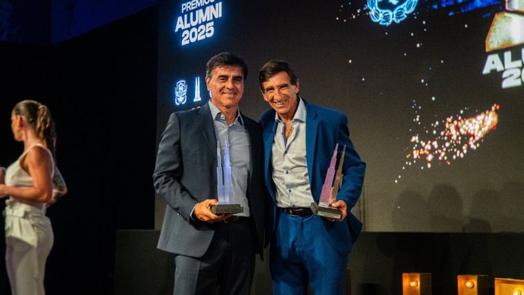 La divertida broma de Costas a Gustavo Quinteros tras compartir el premio Alumni.