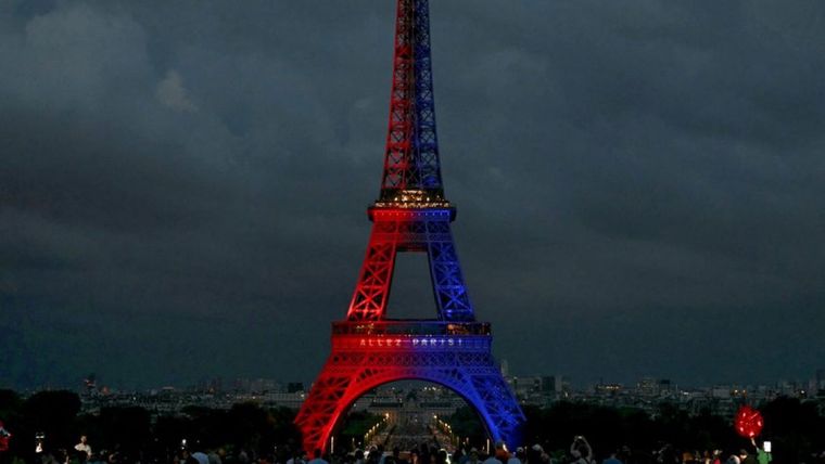 La torre Eiffel iluminada con los colores del PSG.&nbsp;