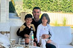 Cristiano Ronaldo con sus hijos mellizos Eva y Mateo. Foto: X @Cristiano